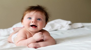 מתי תינוק מתחיל לחייך