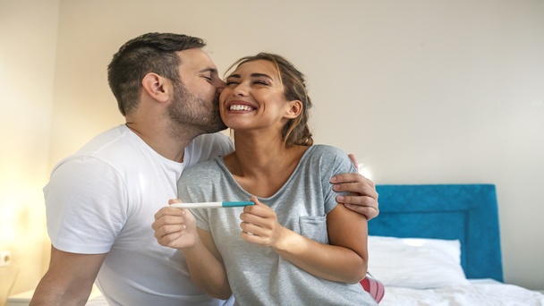 זוג שמח לאחר בדיקת הריון חיובית – גילוי ההריון בשבוע 7 הוא שלב רגשי ומשמעותי